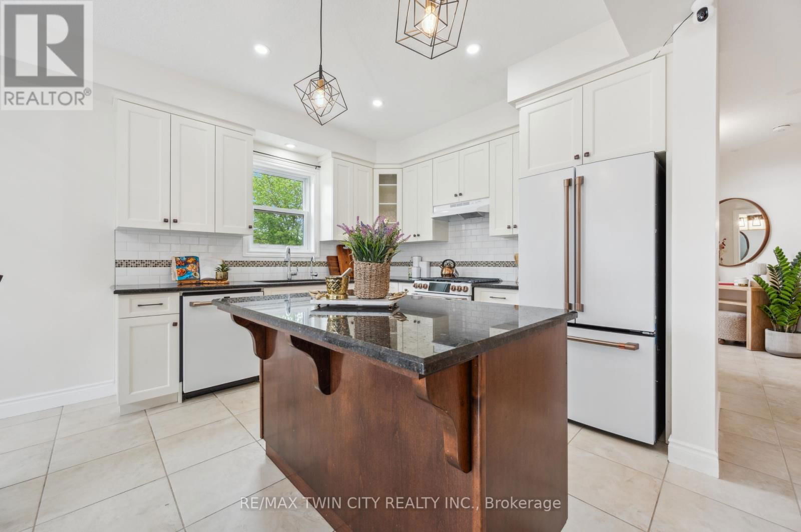 450 APPLEGATE COURT Image 12