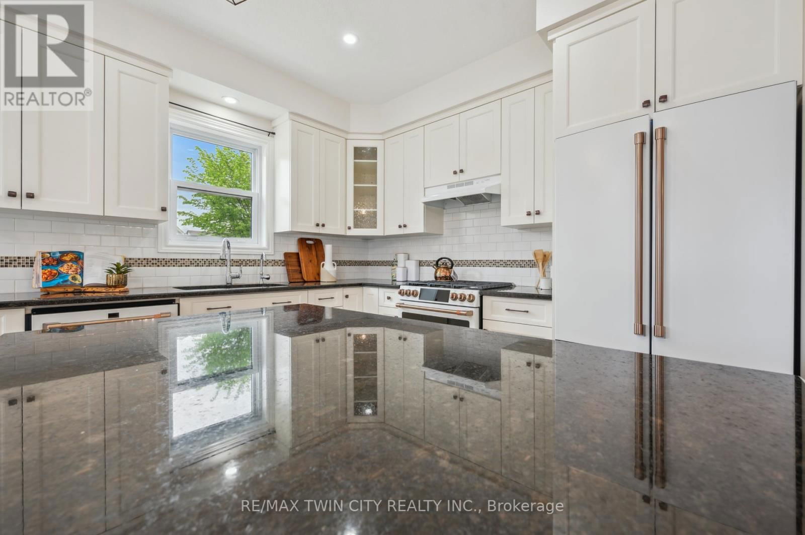 450 APPLEGATE COURT Image 13