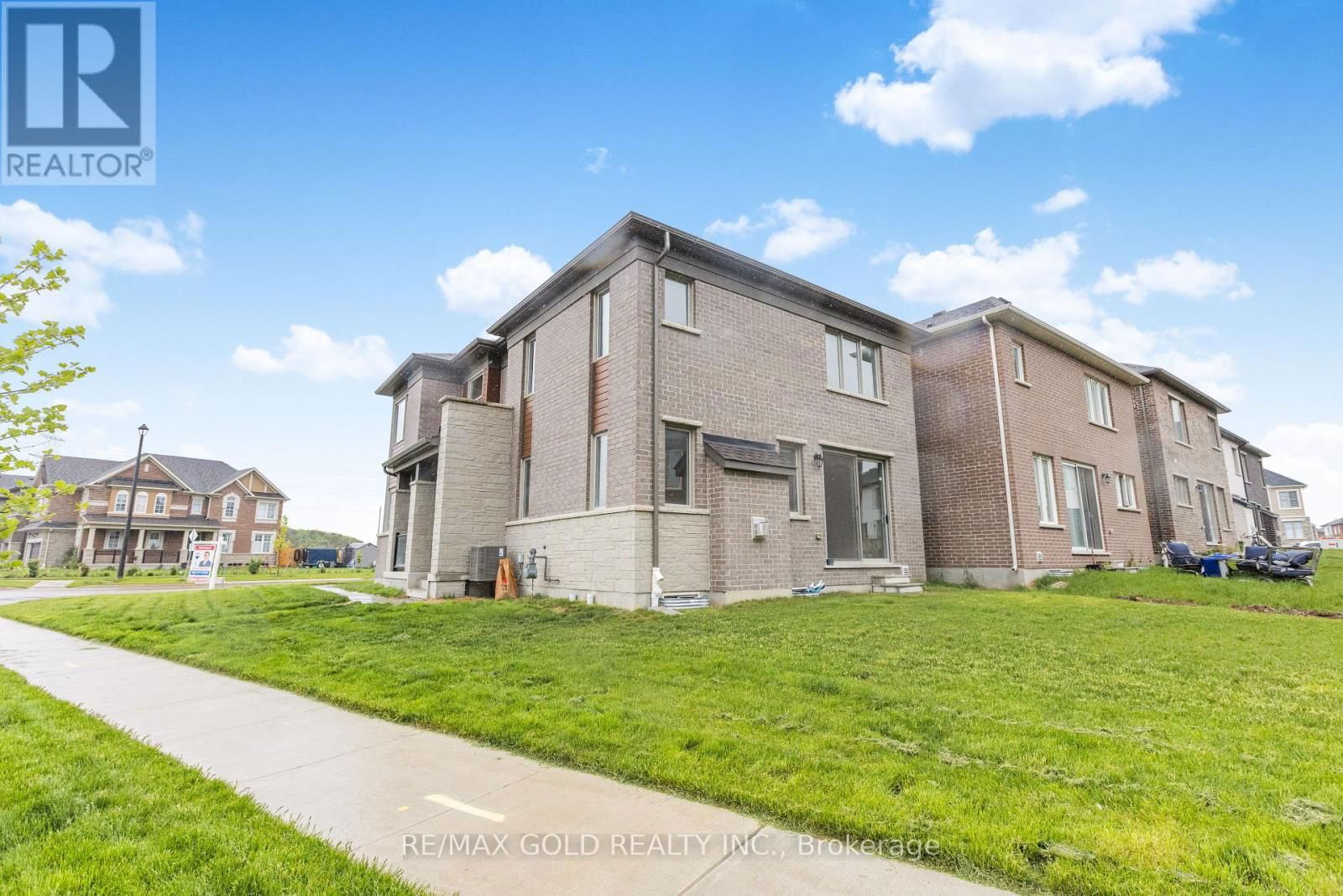 165 FORESTWALK STREET Image 40