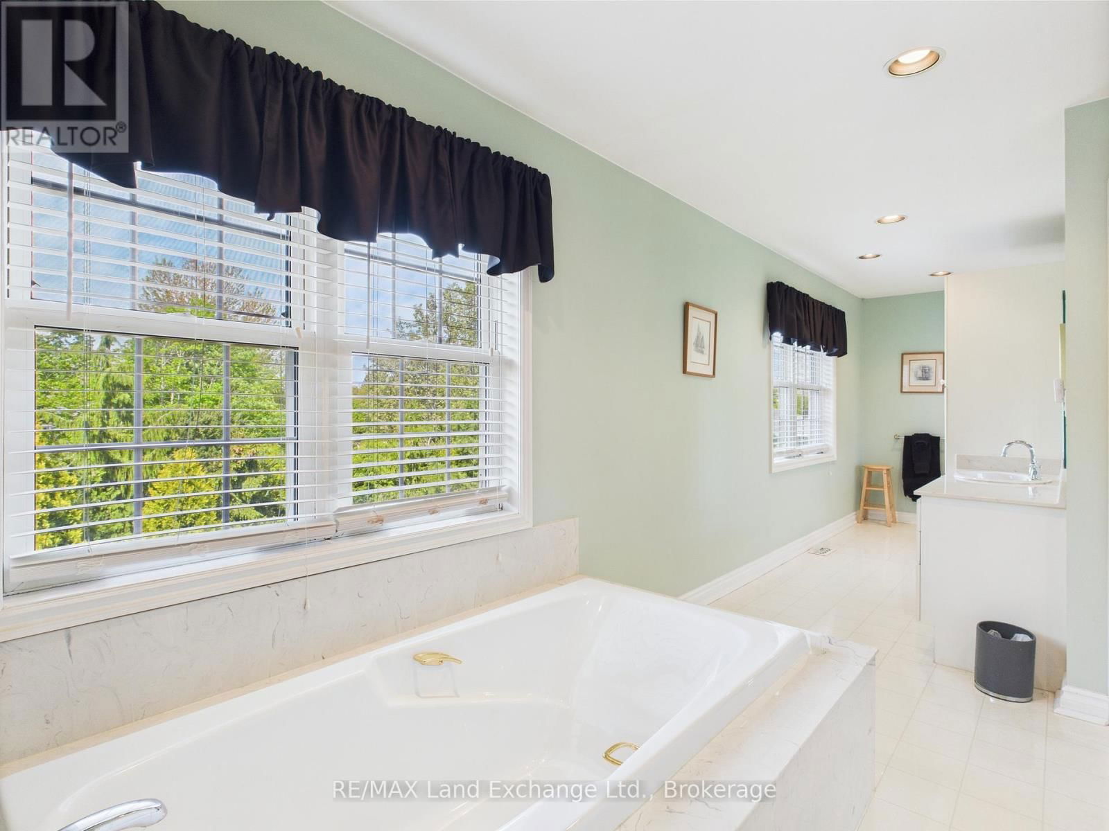 4 EASTWOOD CRESCENT Image 21