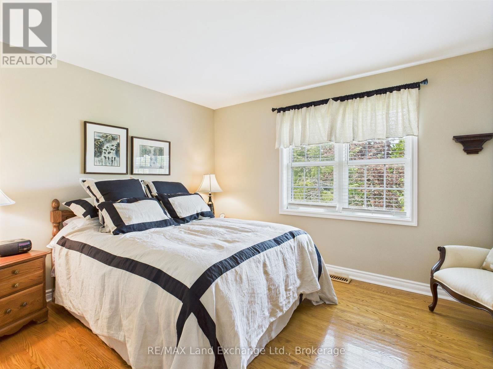 4 EASTWOOD CRESCENT Image 22