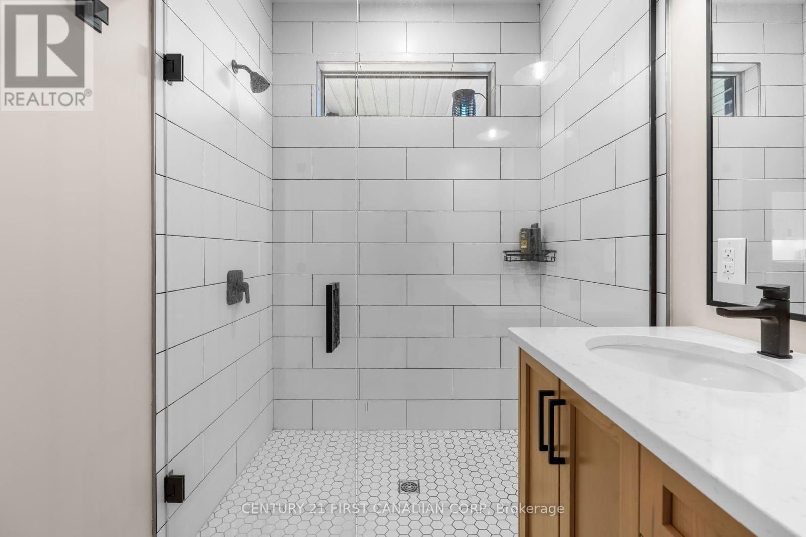 128 SCOTTS DRIVE Image 35