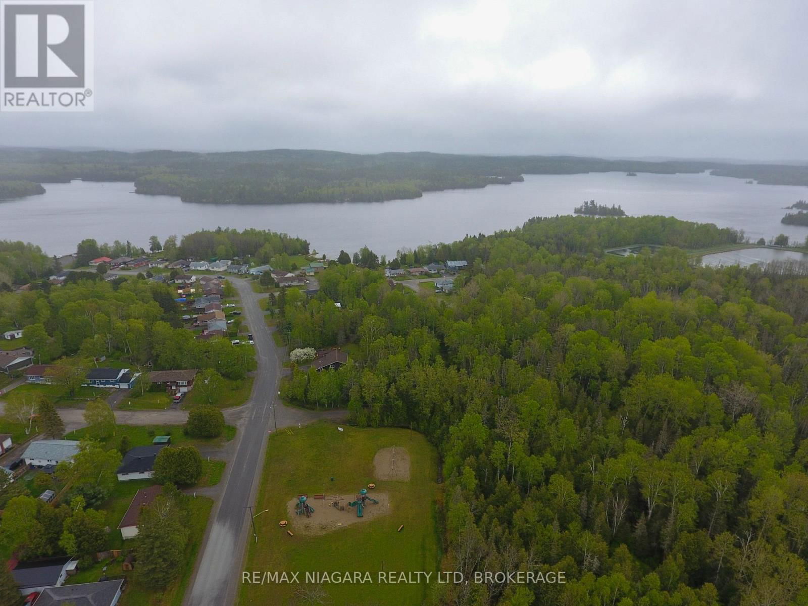 31 SPRUCE DRIVE Image 35