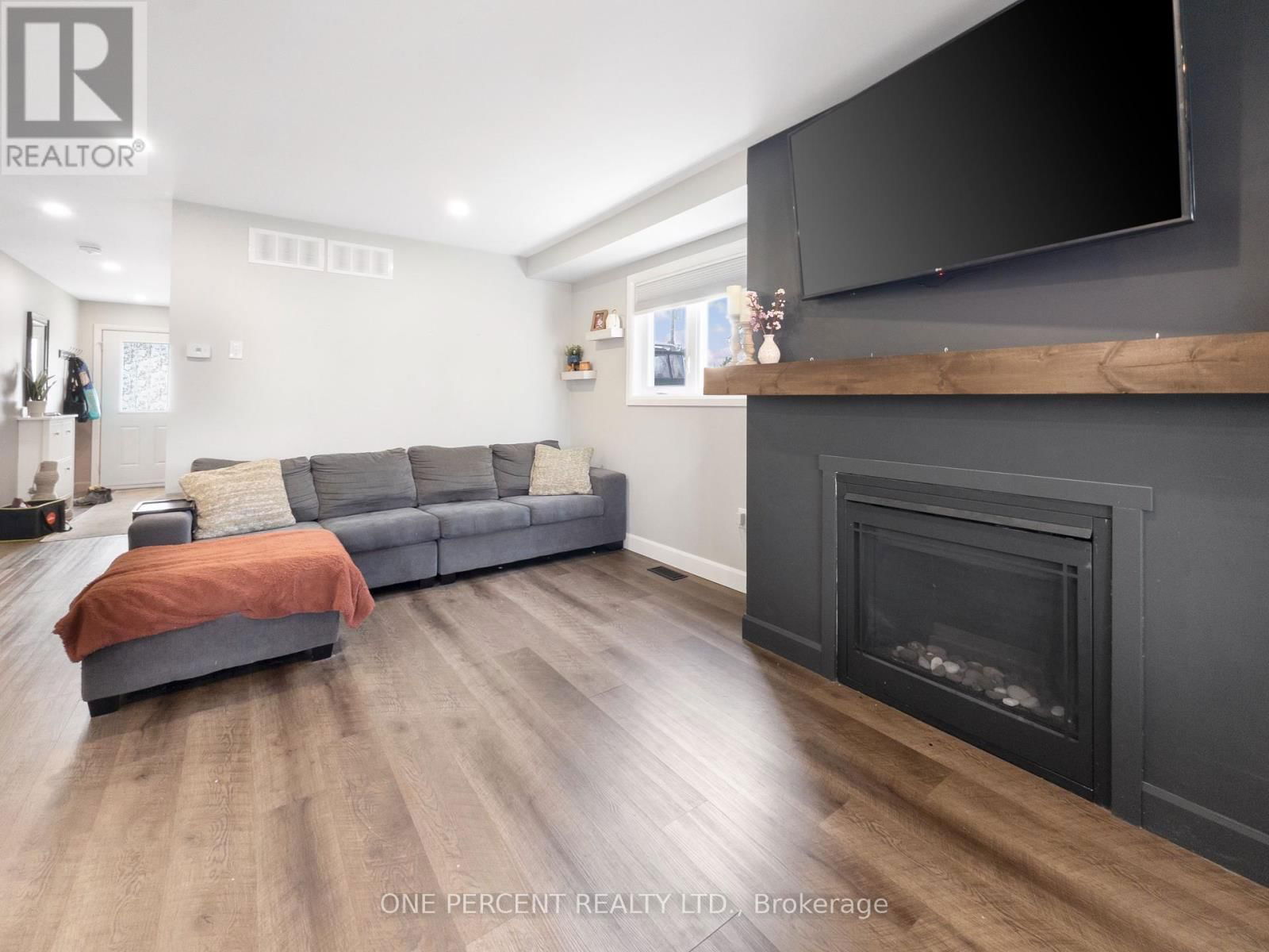 835 QUEEN STREET Image 13
