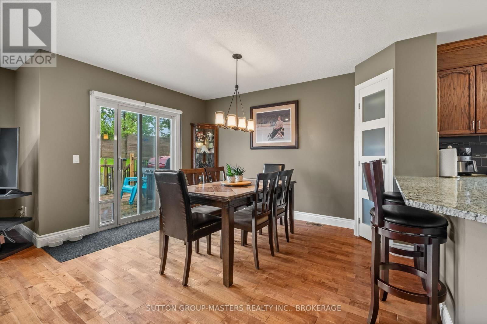 377 BOXWOOD STREET Image 10