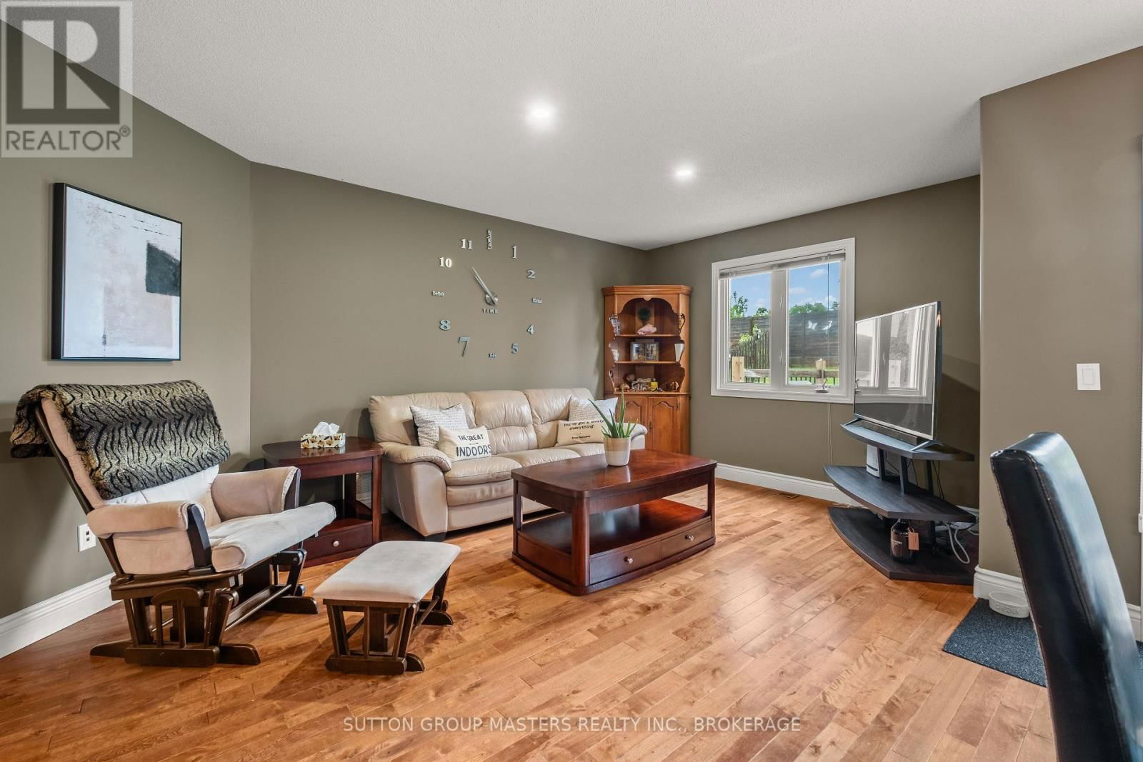377 BOXWOOD STREET Image 11