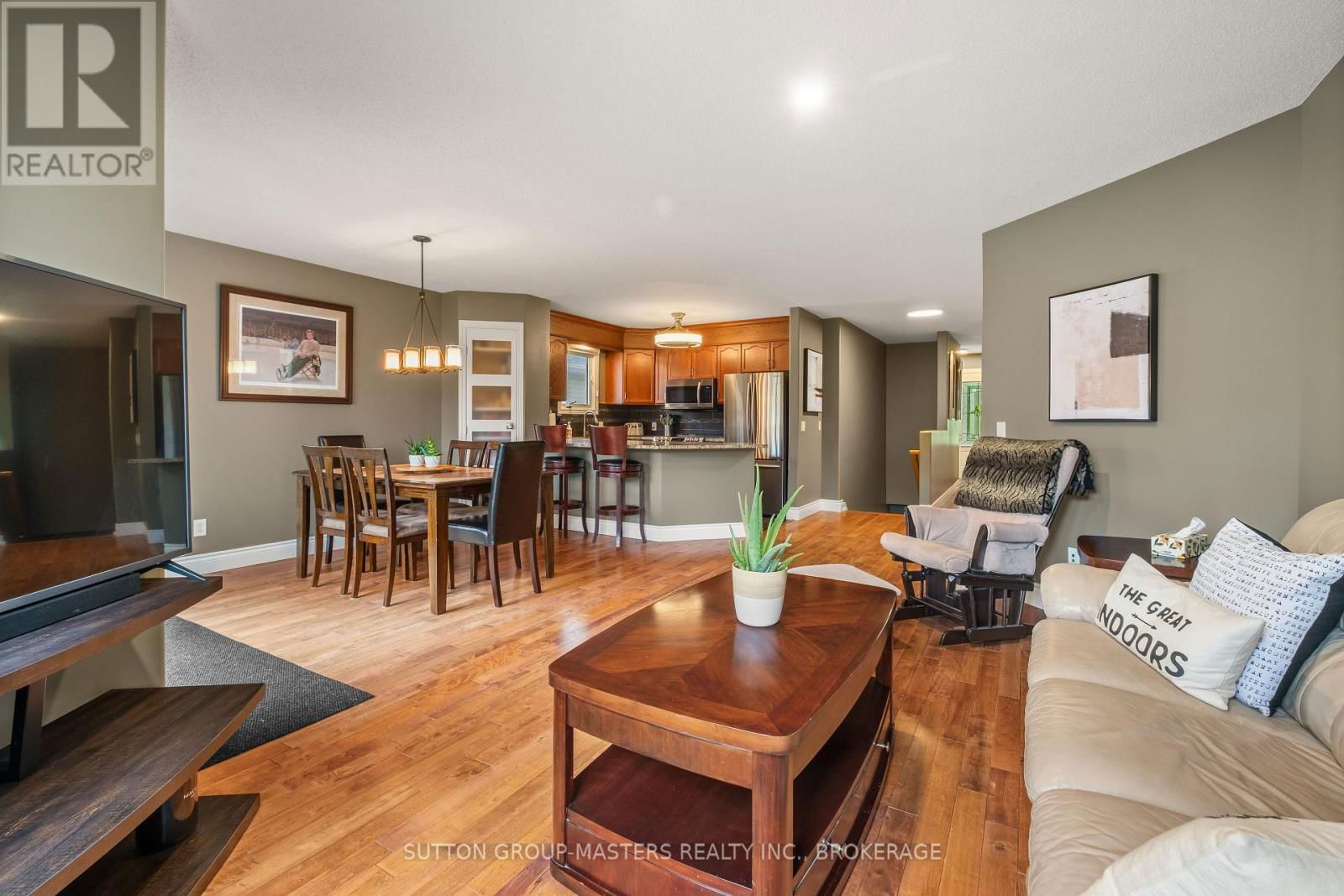 377 BOXWOOD STREET Image 12