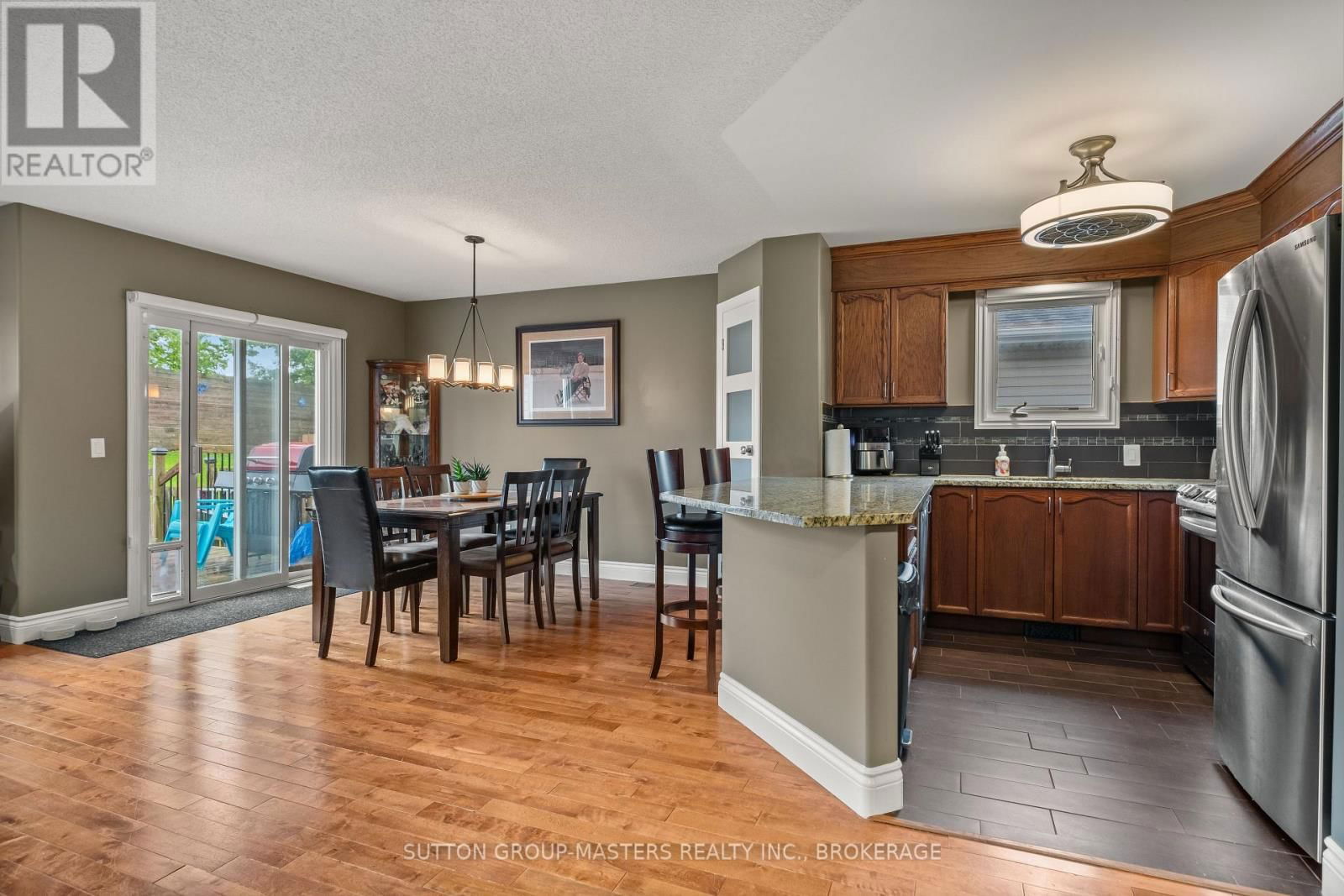 377 BOXWOOD STREET Image 15