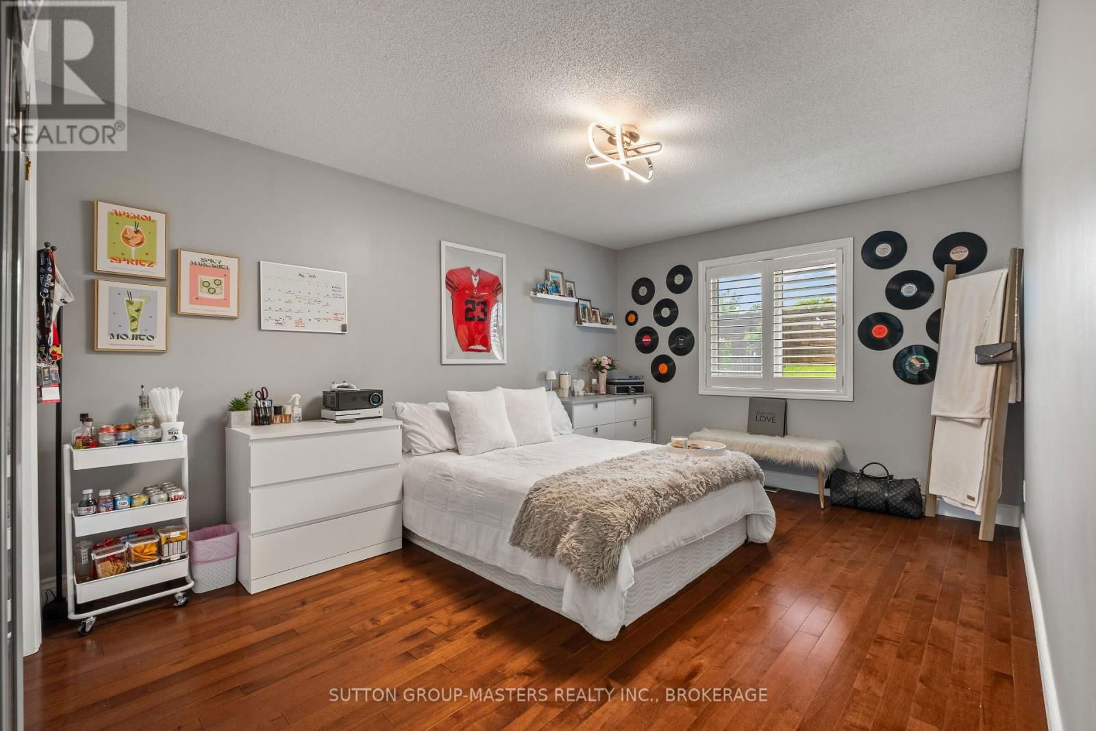 377 BOXWOOD STREET Image 17