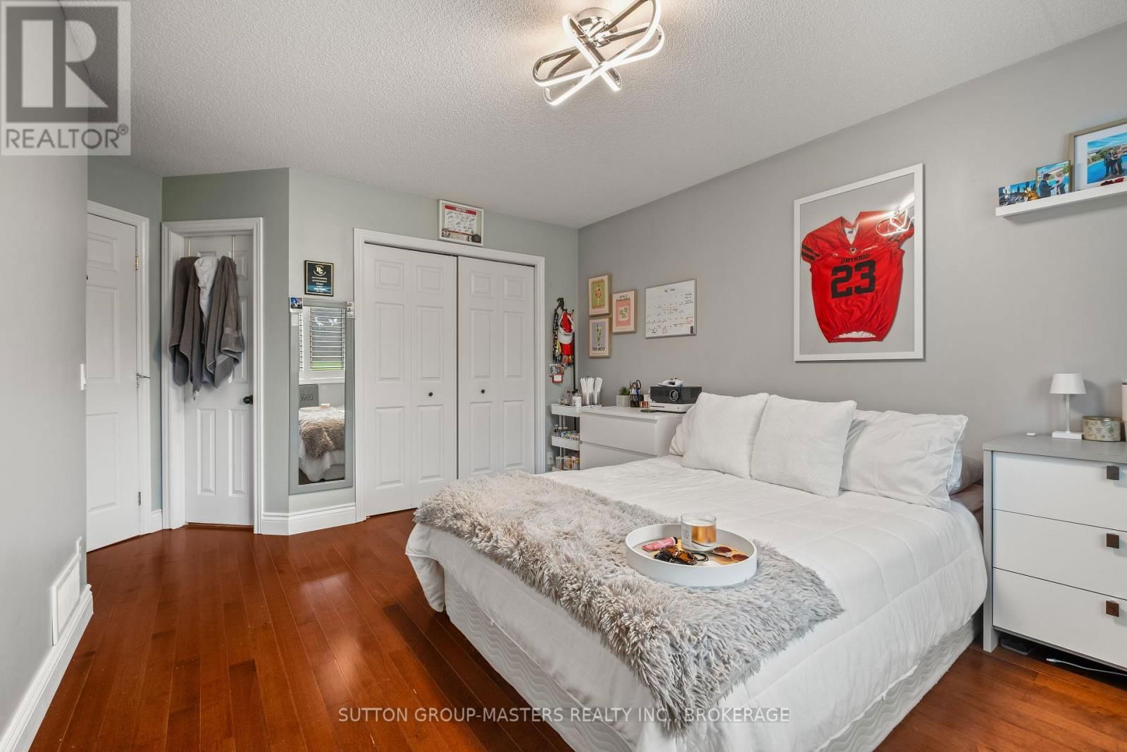 377 BOXWOOD STREET Image 18