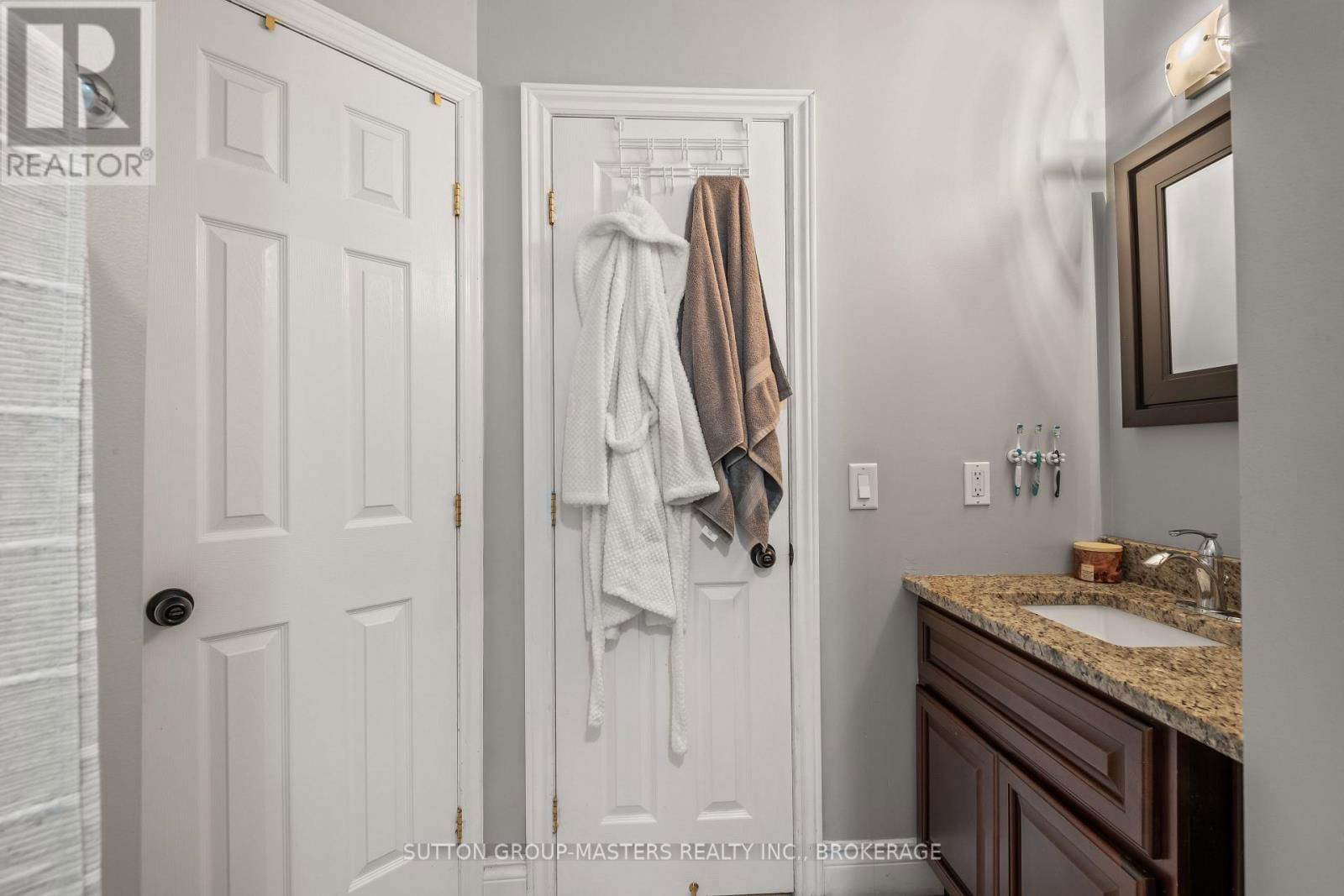 377 BOXWOOD STREET Image 21