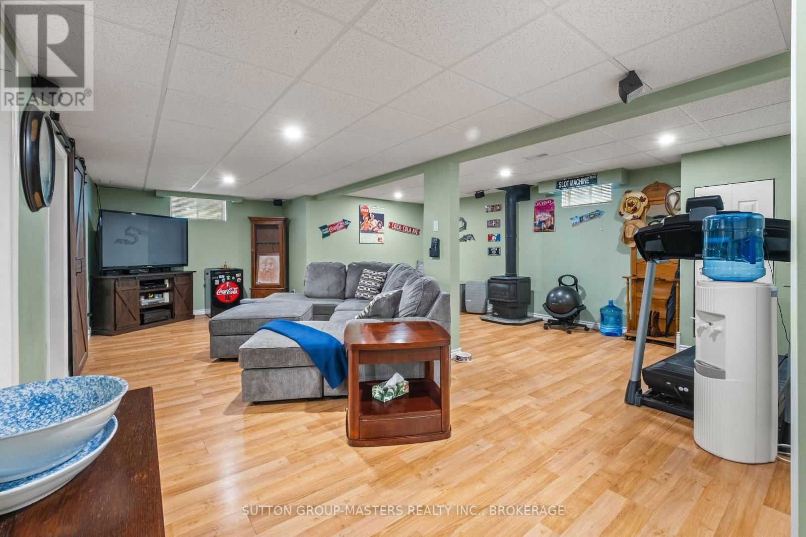 377 BOXWOOD STREET Image 28
