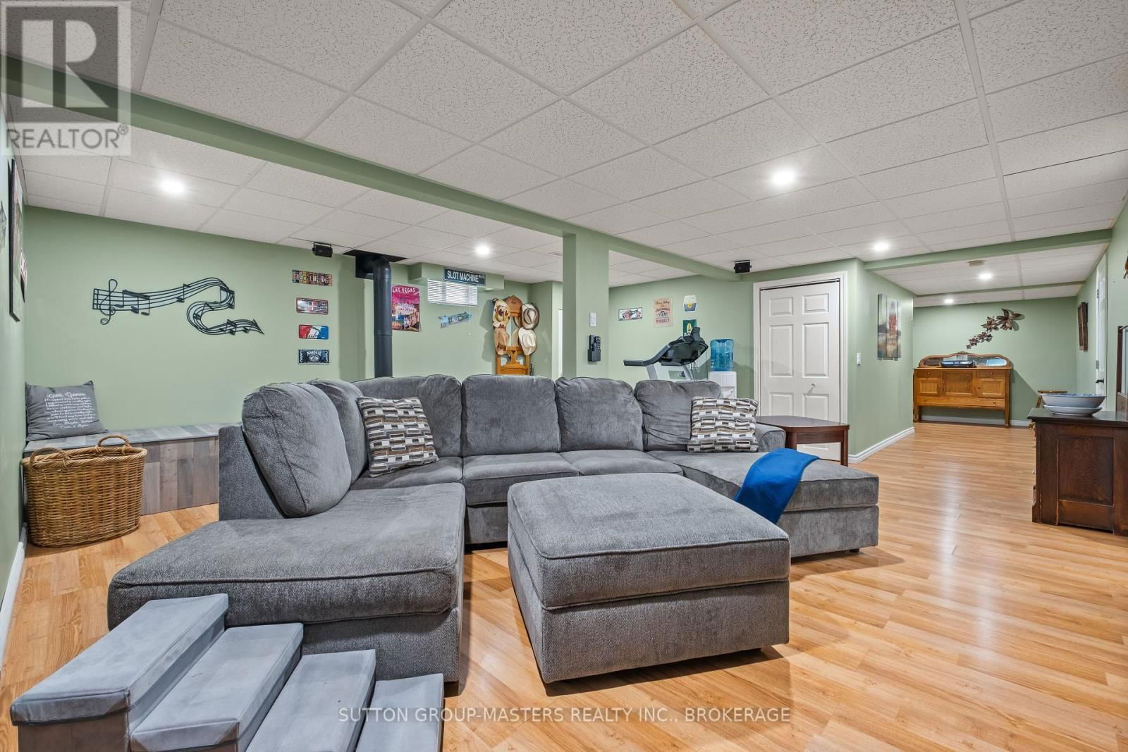 377 BOXWOOD STREET Image 30