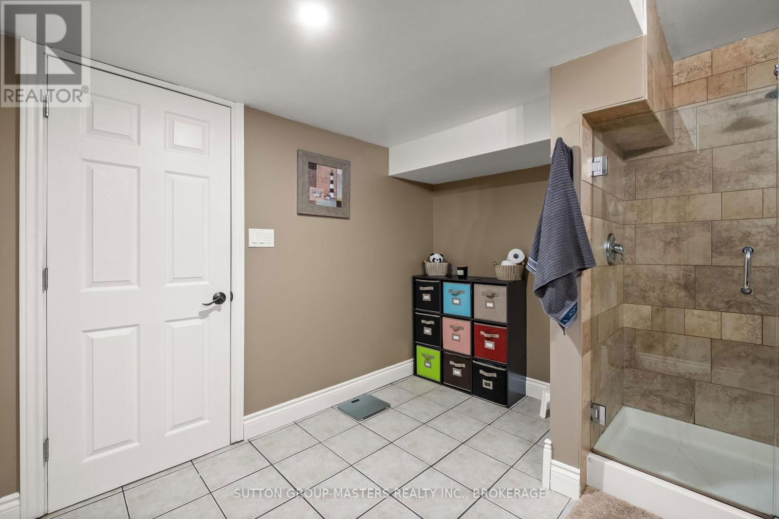 377 BOXWOOD STREET Image 32