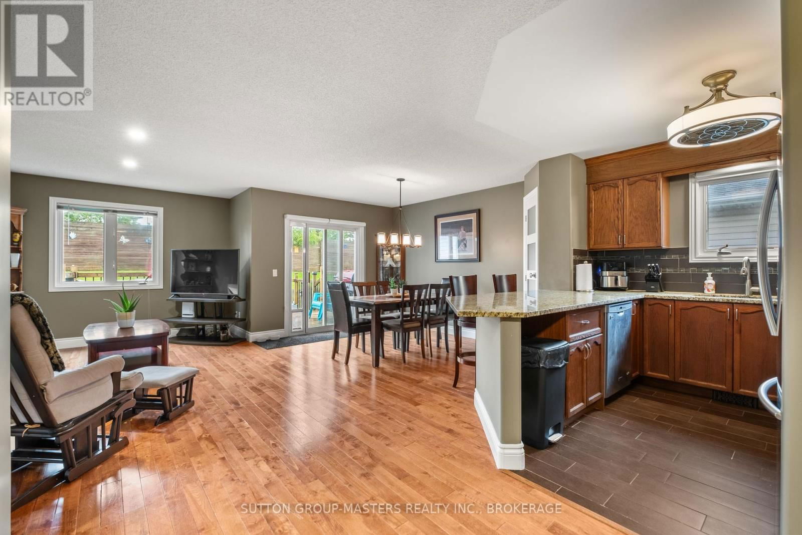 377 BOXWOOD STREET Image 6