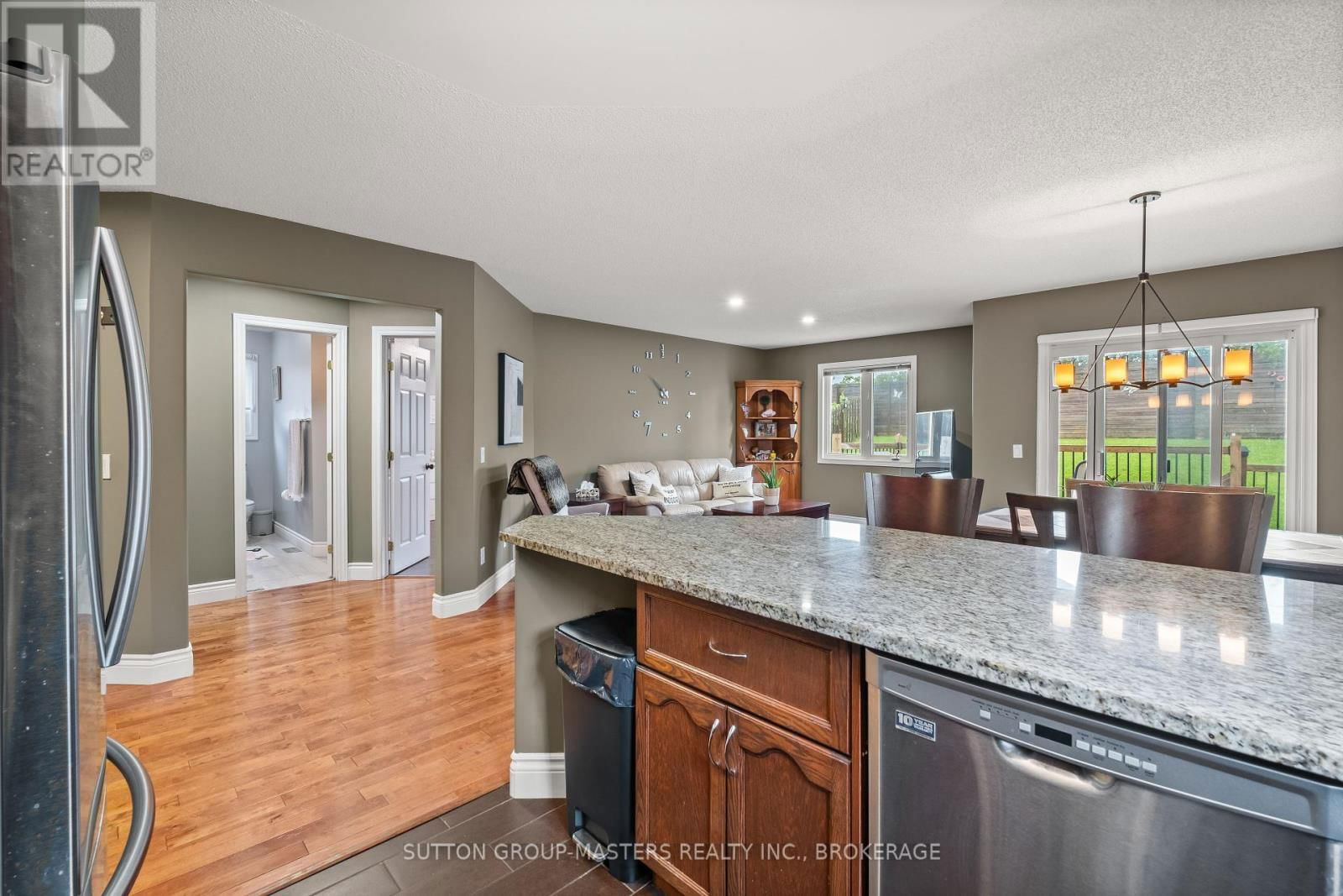 377 BOXWOOD STREET Image 9