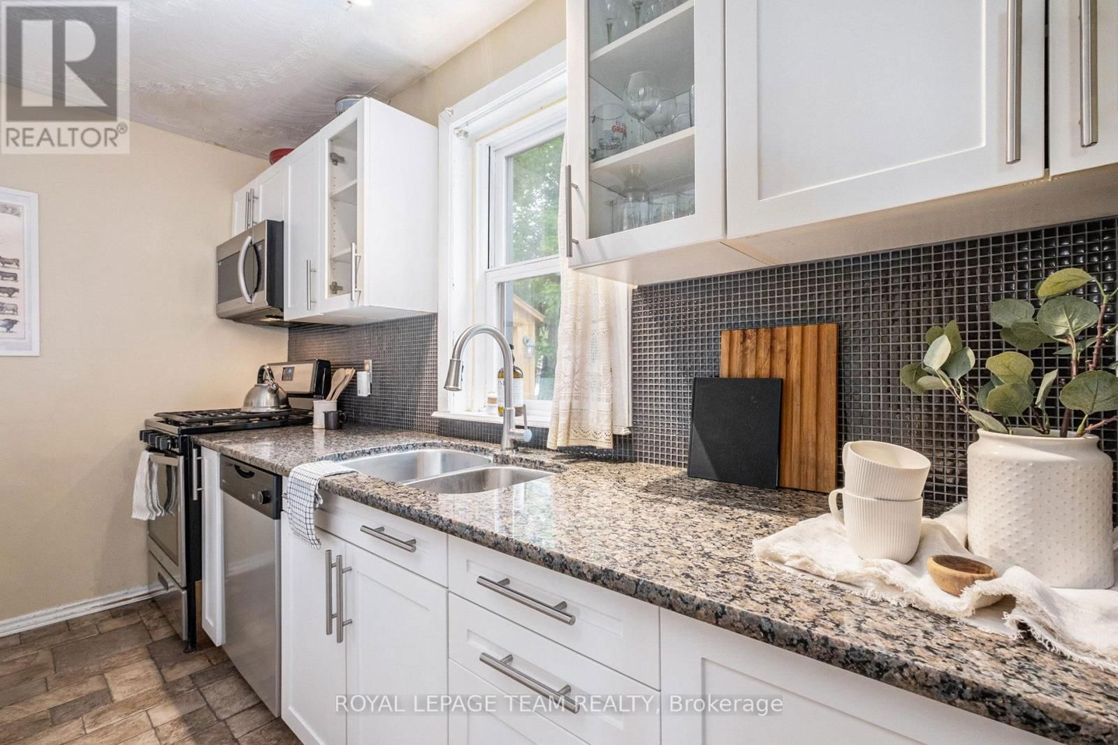 211 DRUMMOND STREET WEST Image 12