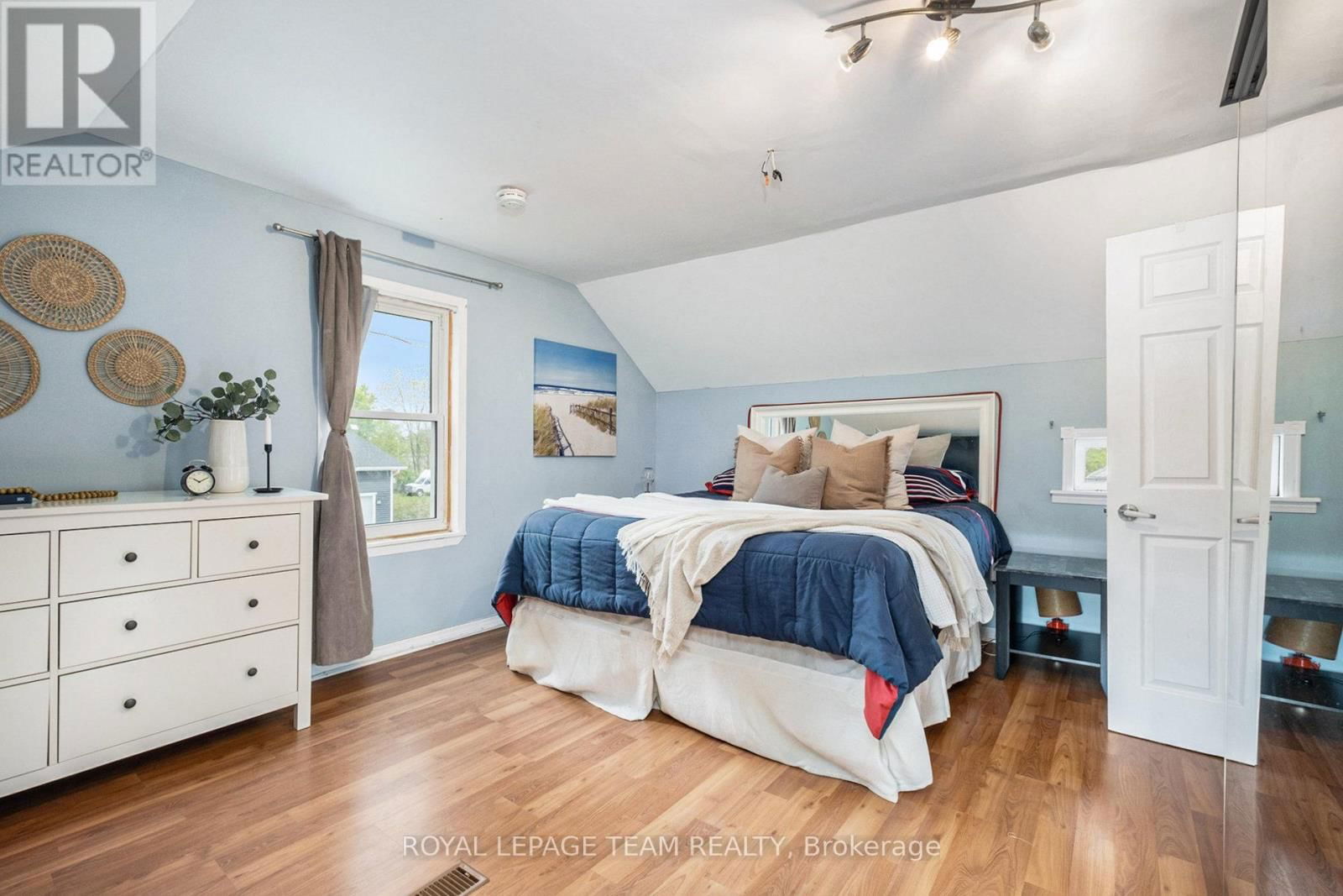 211 DRUMMOND STREET WEST Image 16