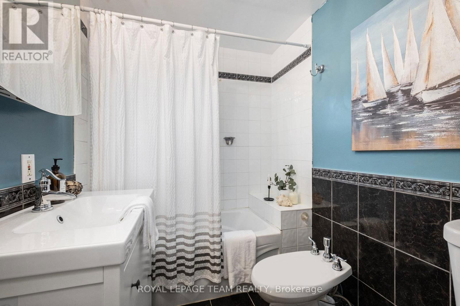 211 DRUMMOND STREET WEST Image 21