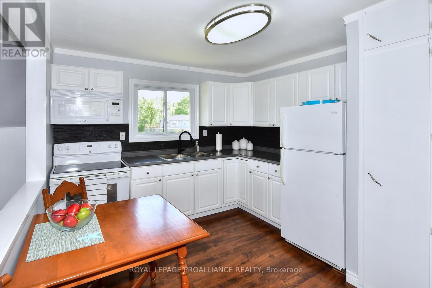 64 LANGS ROAD Image 16