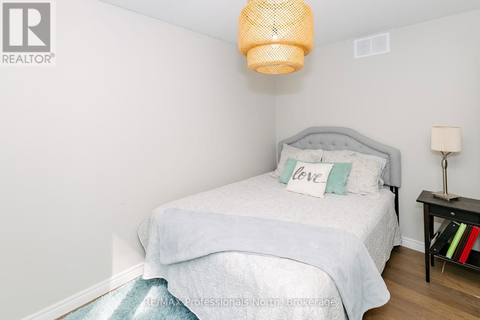 560 MOUNTAIN STREET Image 26