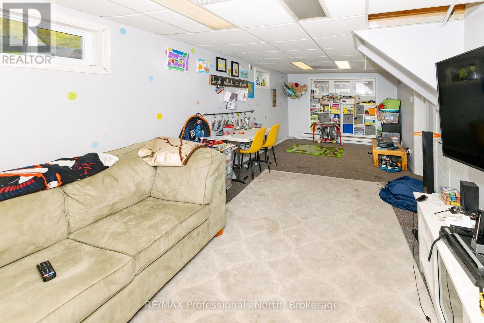 560 MOUNTAIN STREET Image 35