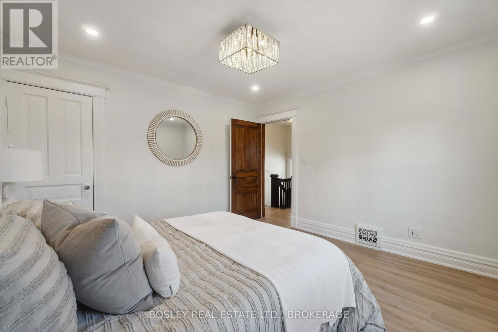 11 GERRARD STREET Image 24