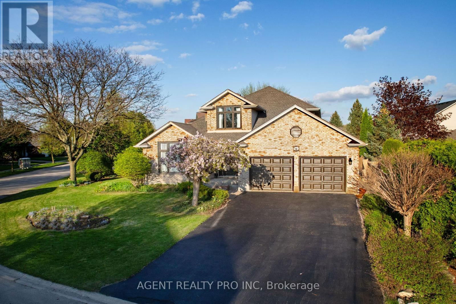 55 MORAINE CRESCENT Image 1
