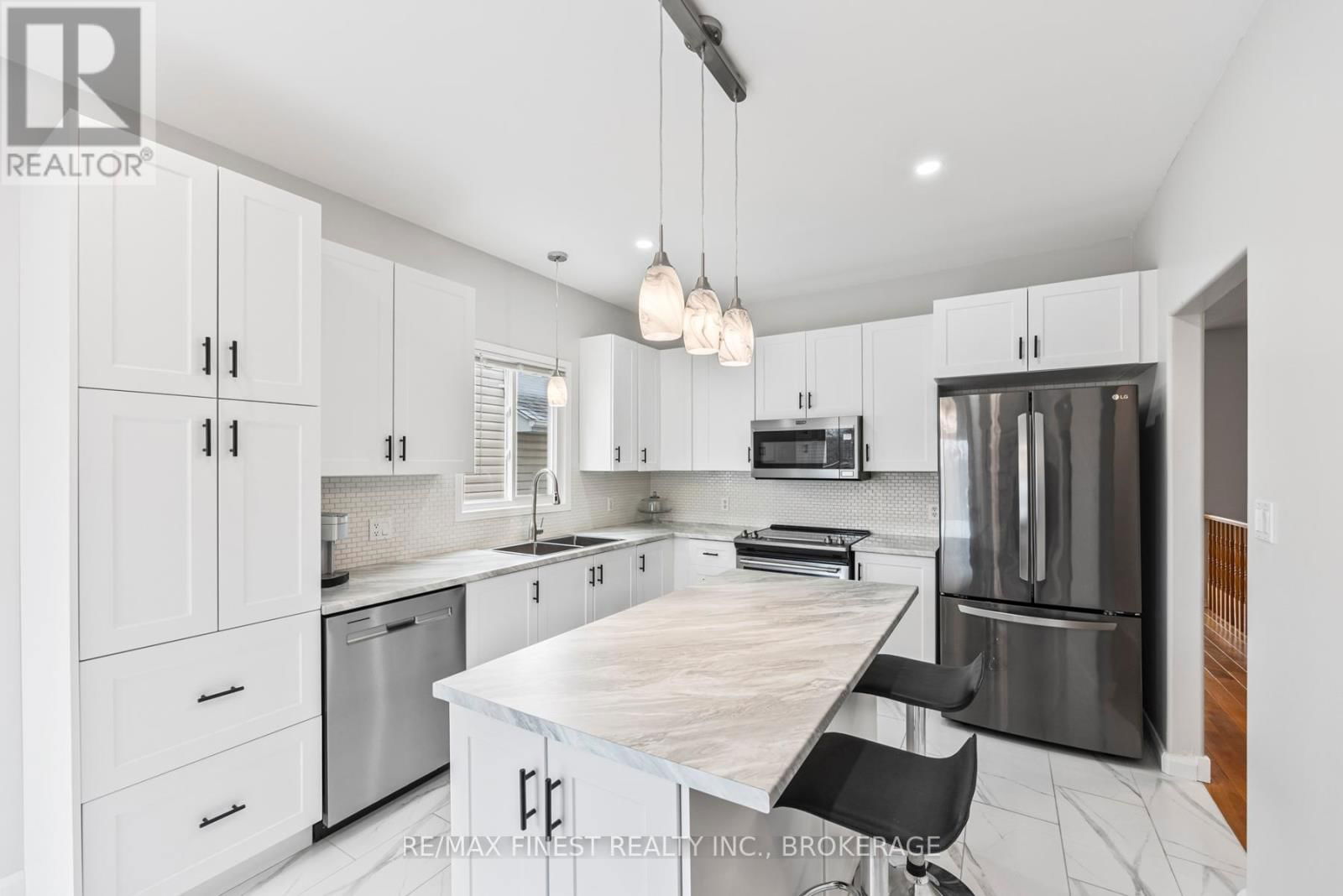 468 WESTON CRESCENT Image 11