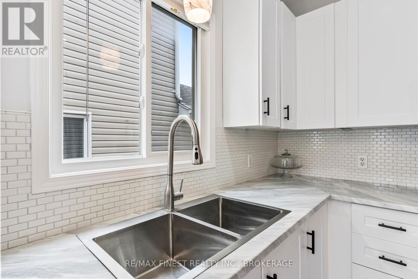 468 WESTON CRESCENT Image 13