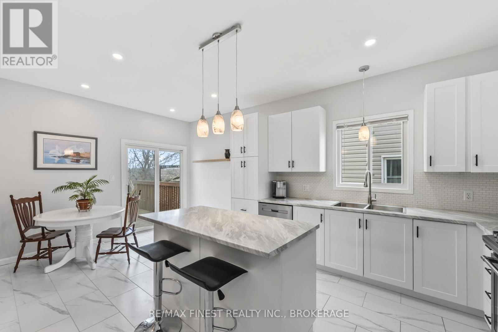 468 WESTON CRESCENT Image 15