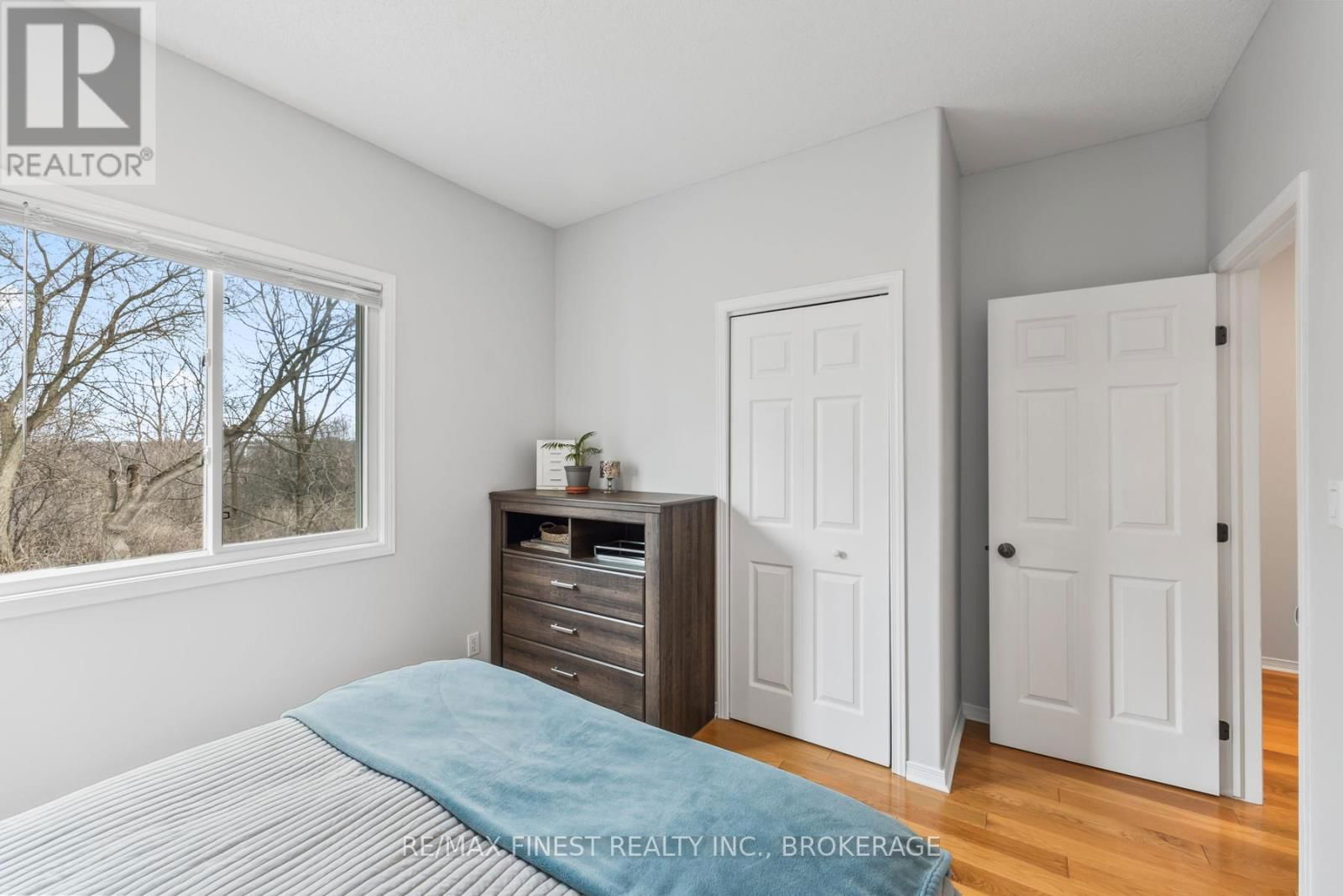 468 WESTON CRESCENT Image 22