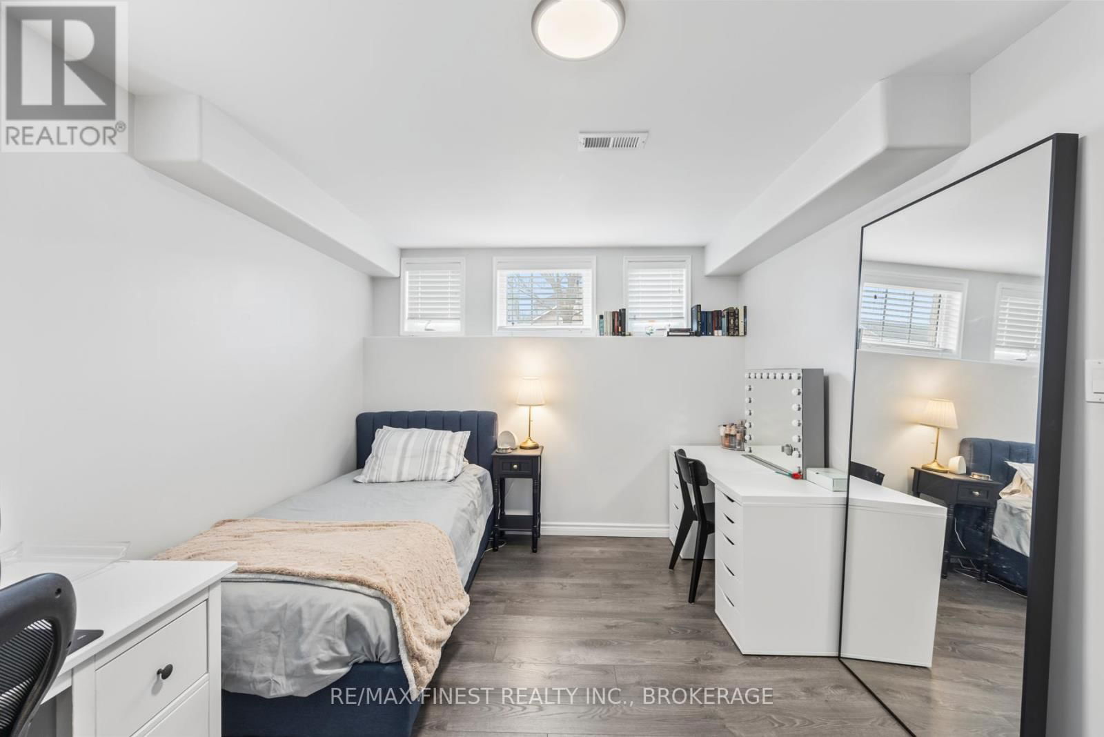468 WESTON CRESCENT Image 29