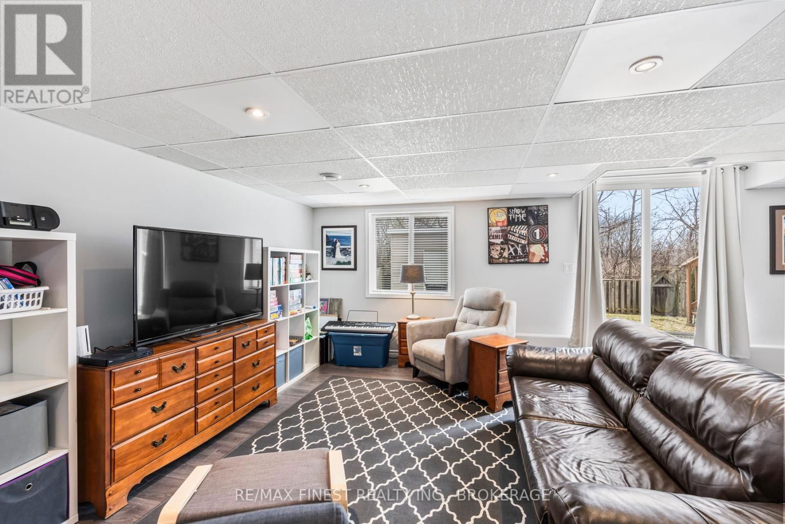 468 WESTON CRESCENT Image 34