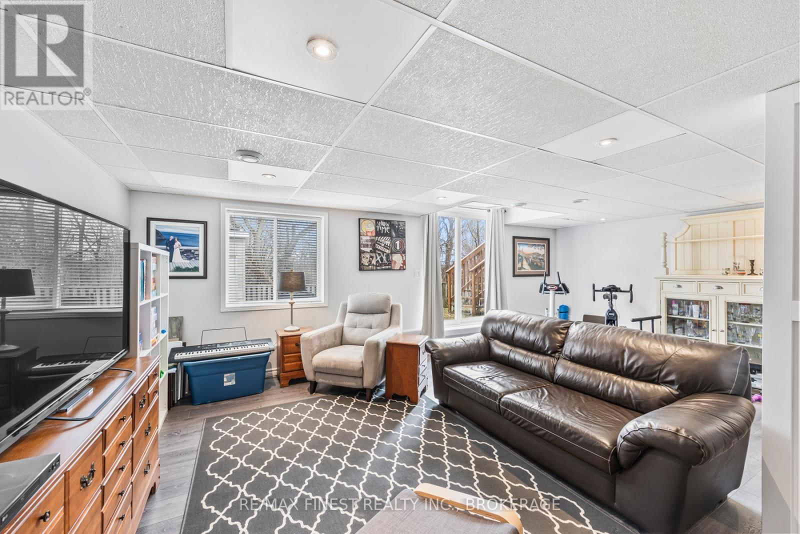 468 WESTON CRESCENT Image 35