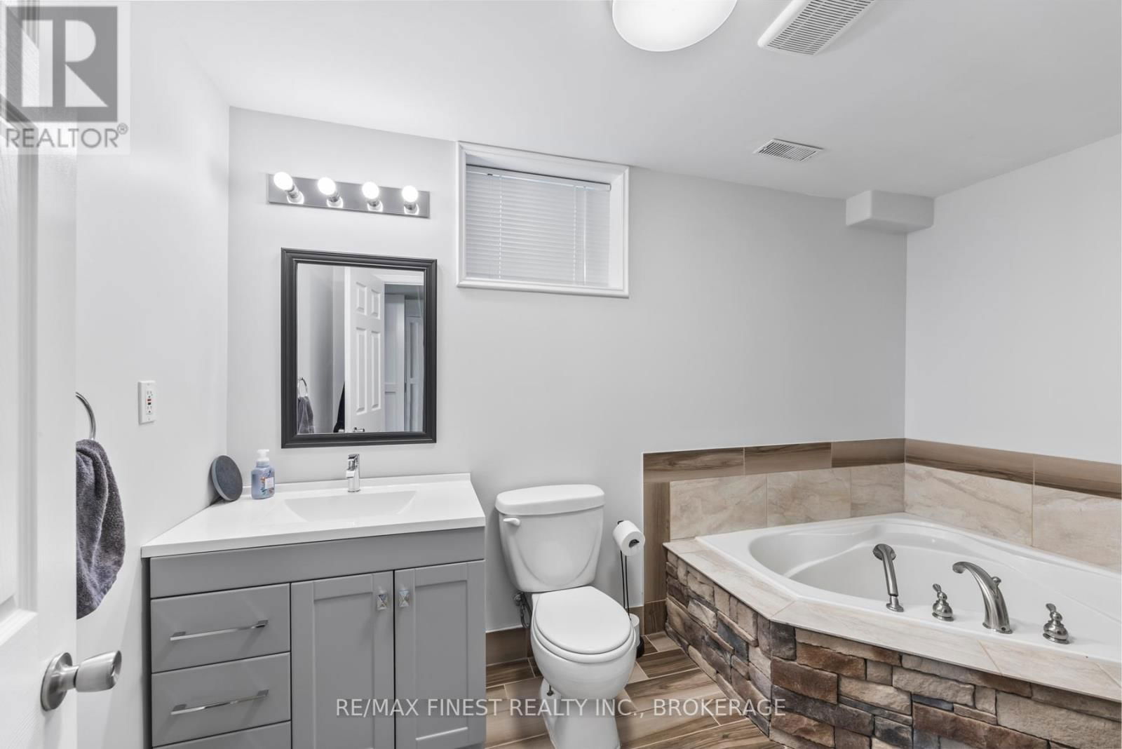 468 WESTON CRESCENT Image 39