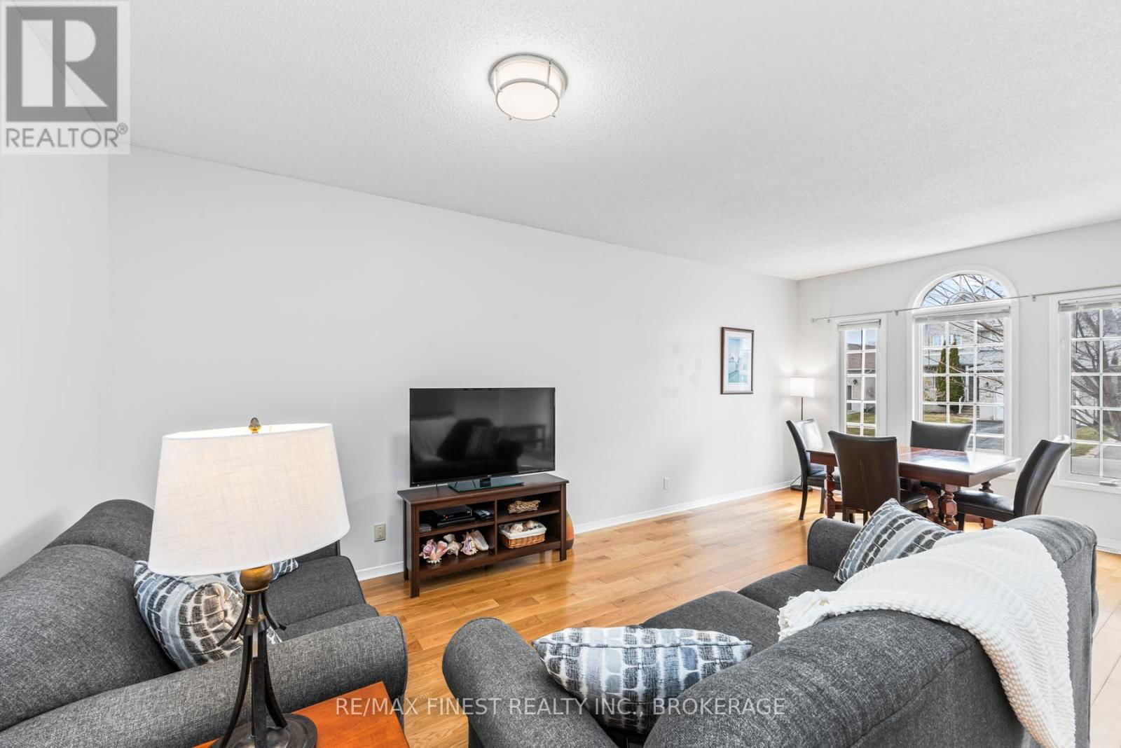 468 WESTON CRESCENT Image 4