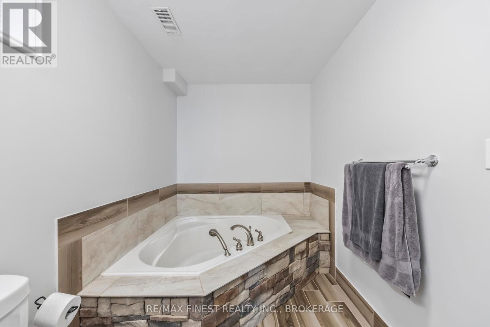 468 WESTON CRESCENT Image 40