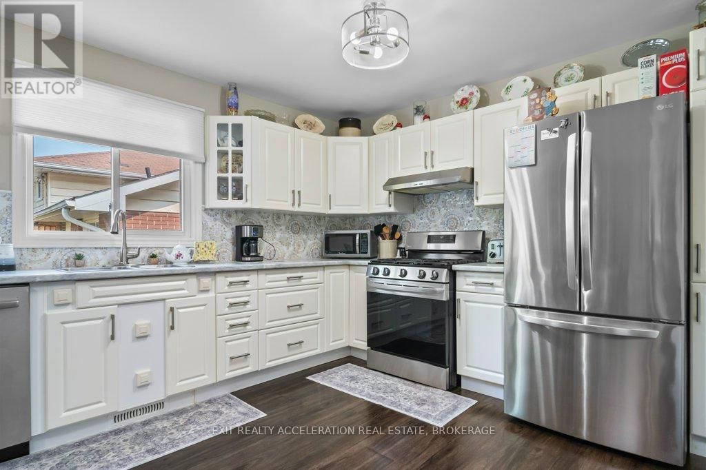 241 SMART CRESCENT Image 12