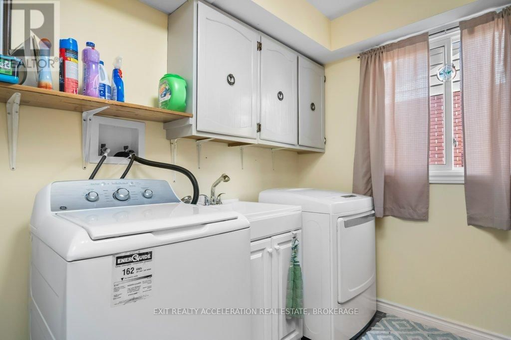 241 SMART CRESCENT Image 17