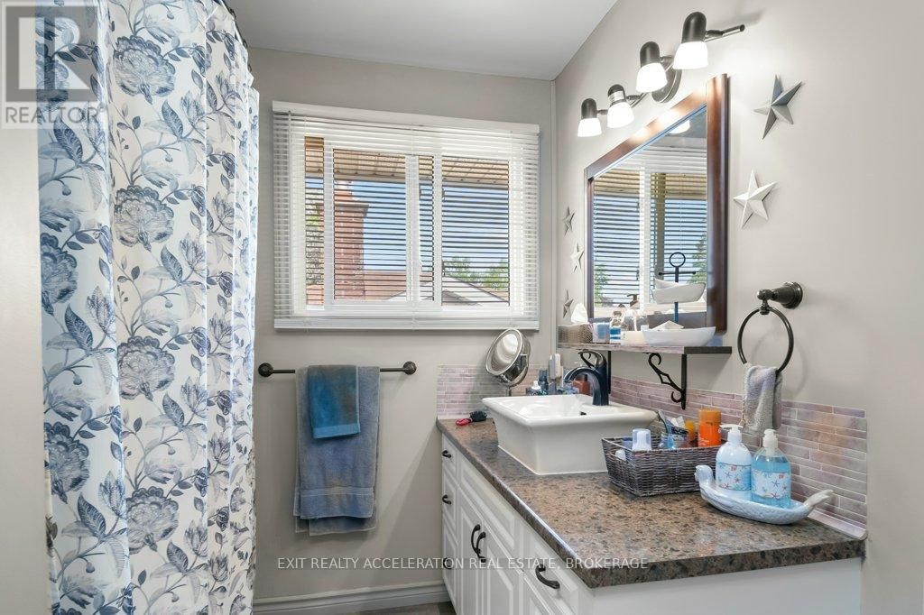 241 SMART CRESCENT Image 21