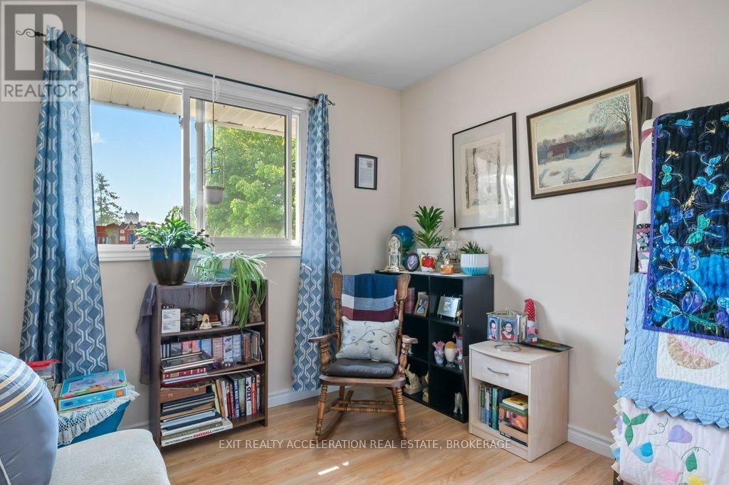 241 SMART CRESCENT Image 25