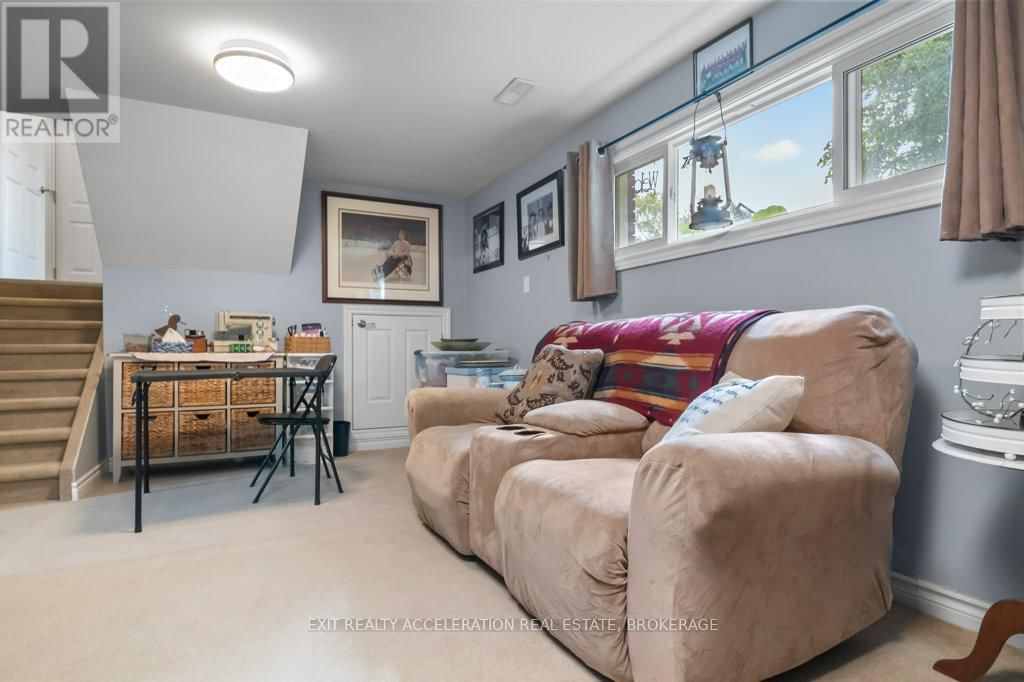 241 SMART CRESCENT Image 28