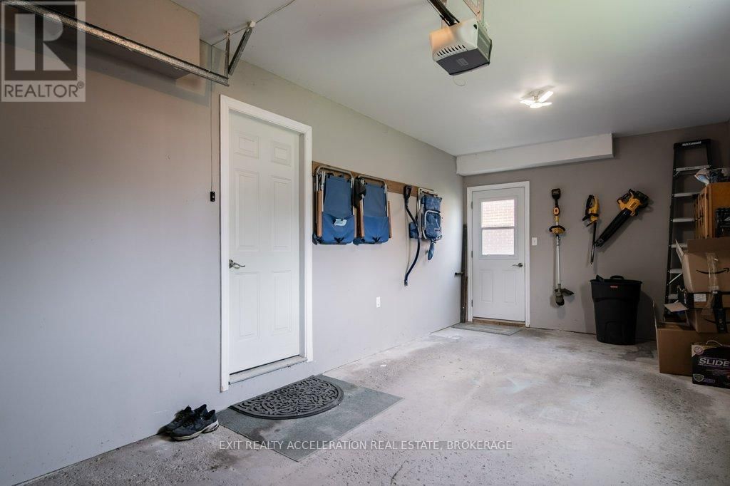 241 SMART CRESCENT Image 31