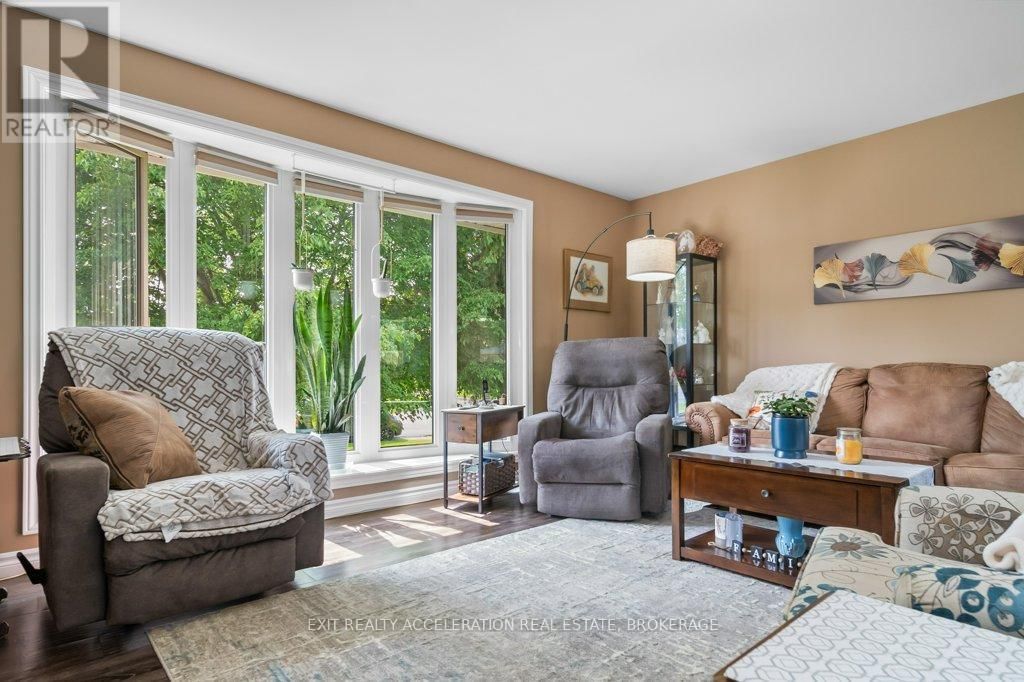 241 SMART CRESCENT Image 7