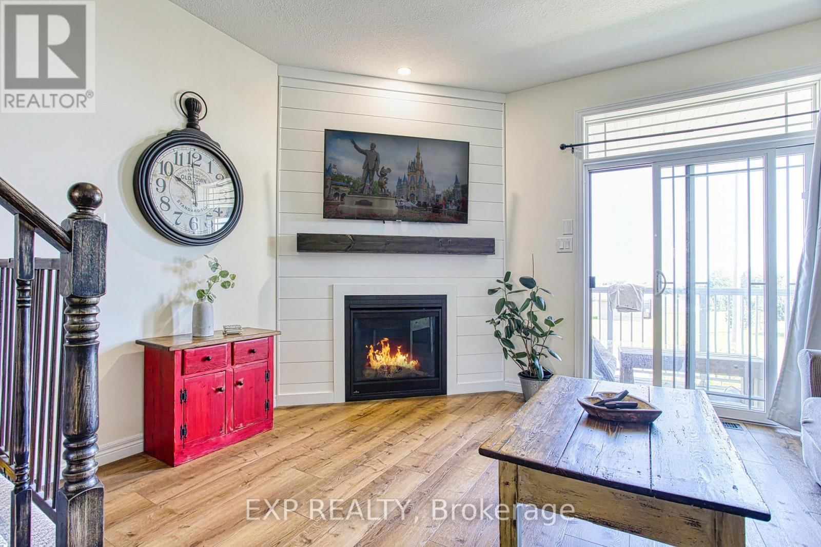 28 - 8 HEMLOCK WAY Image 12
