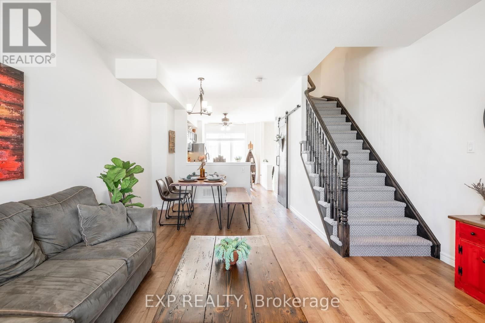 28 - 8 HEMLOCK WAY Image 15