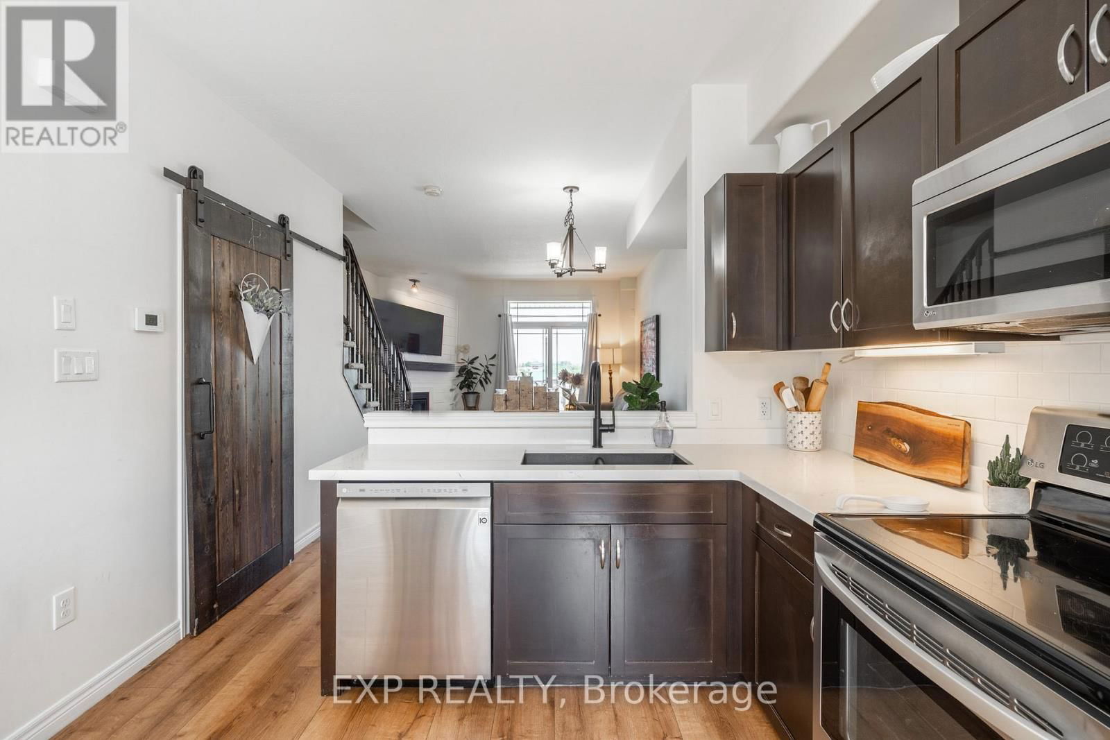 28 - 8 HEMLOCK WAY Image 9