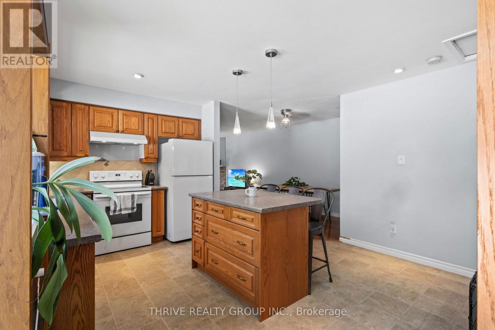 170 OLYMPIC CRESCENT Image 11