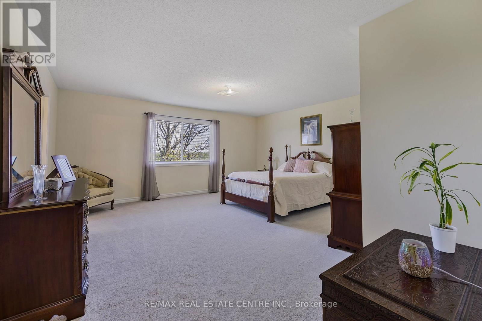 904 O'REILLY CRESCENT Image 23